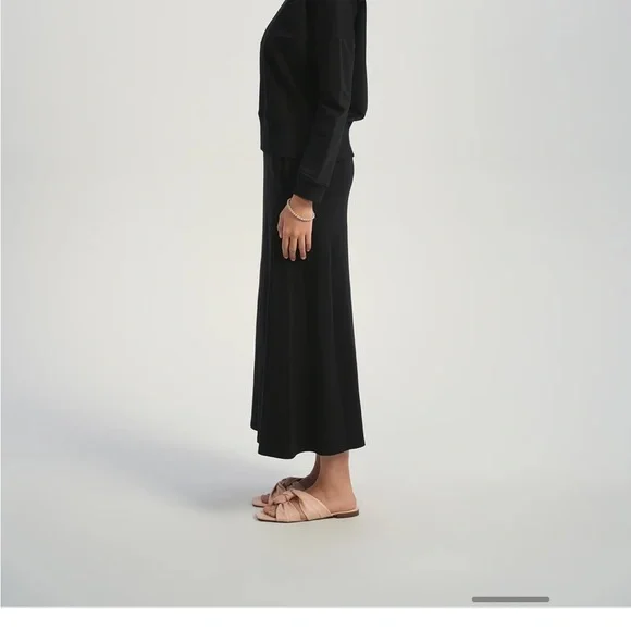 Chic Black Maxi Skirt for Women - Picture 3 of 5